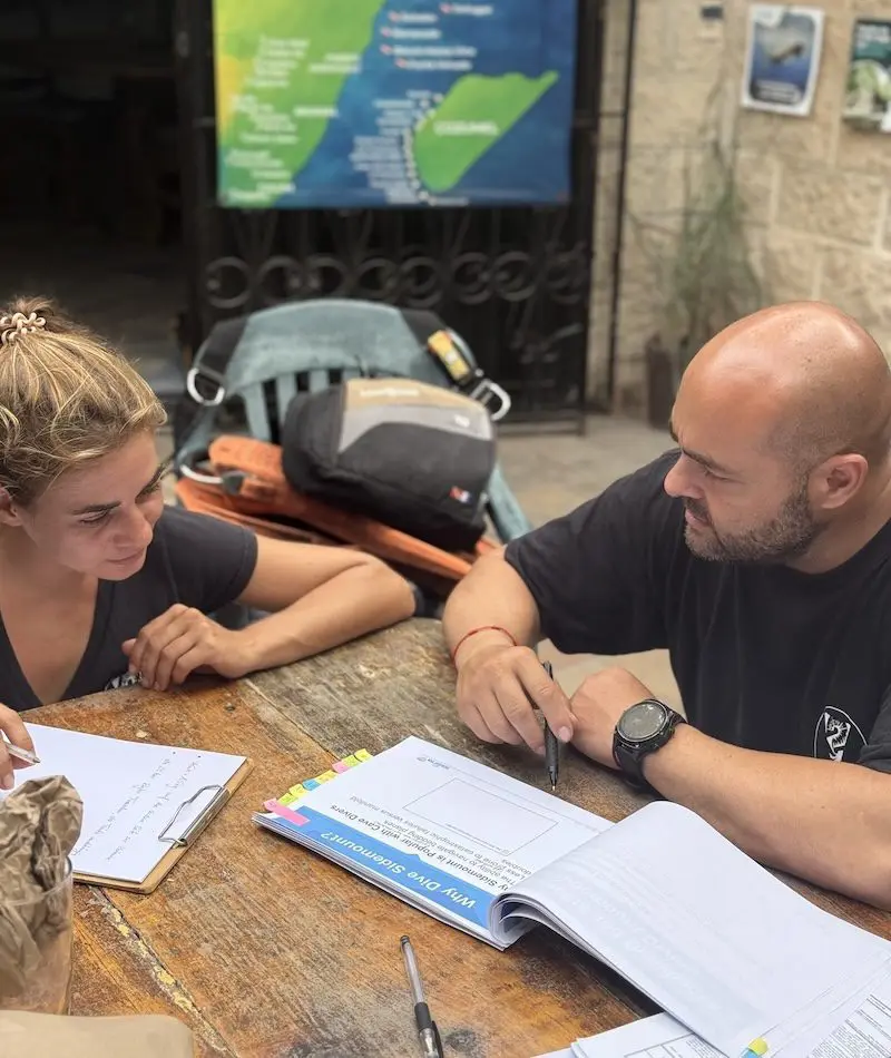 Cours d'instructeur de plongée SDI ou PADI IDC chez DeepDiveMexico