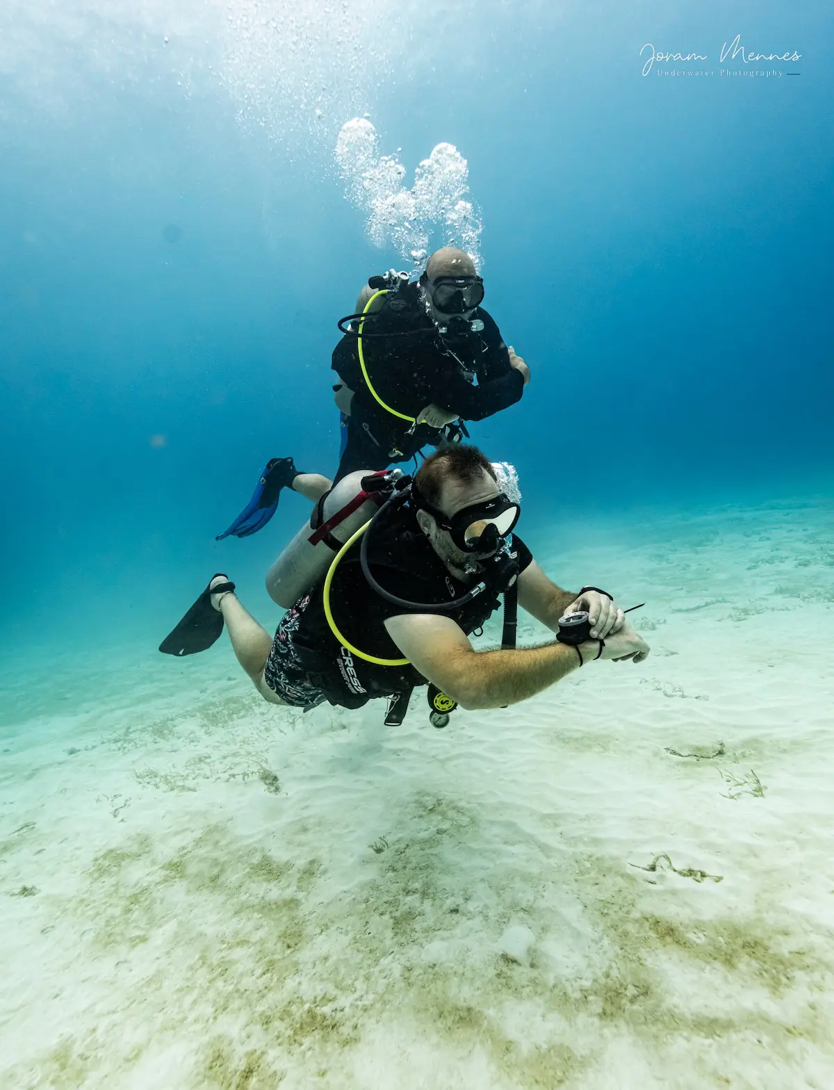 Deux plongeurs de DeepDiveMexico avec un masque de plongée sans buée sous l'eau